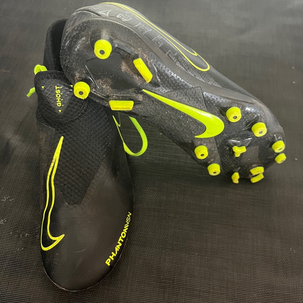 Black nike cleats, boys size 5